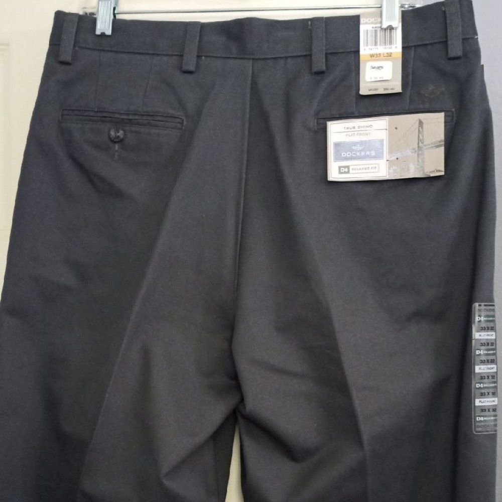 Dockers Flat Front Chino Pants 33/32 NWT Relaxed